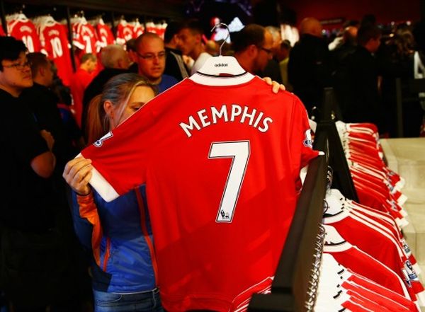 Le maillot Adidas de Memphis Depay s'arrache dans les boutiques de Manchester United