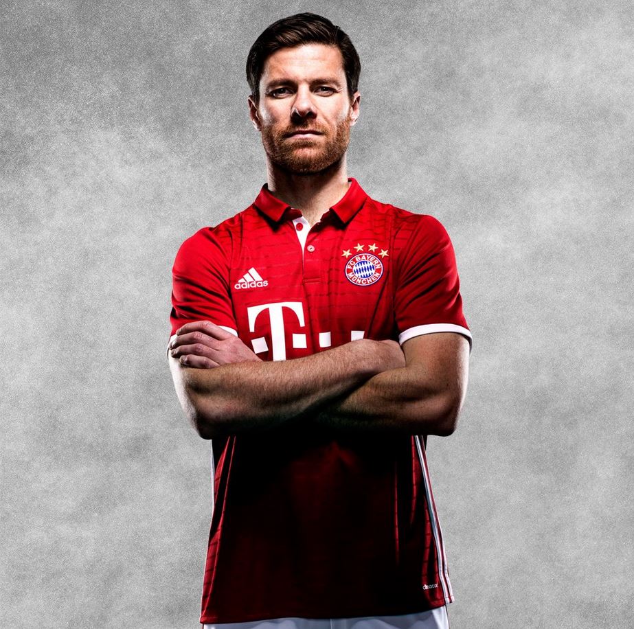 Xabi Alonso avec le maillot domicile du Bayern Munich 2016-17