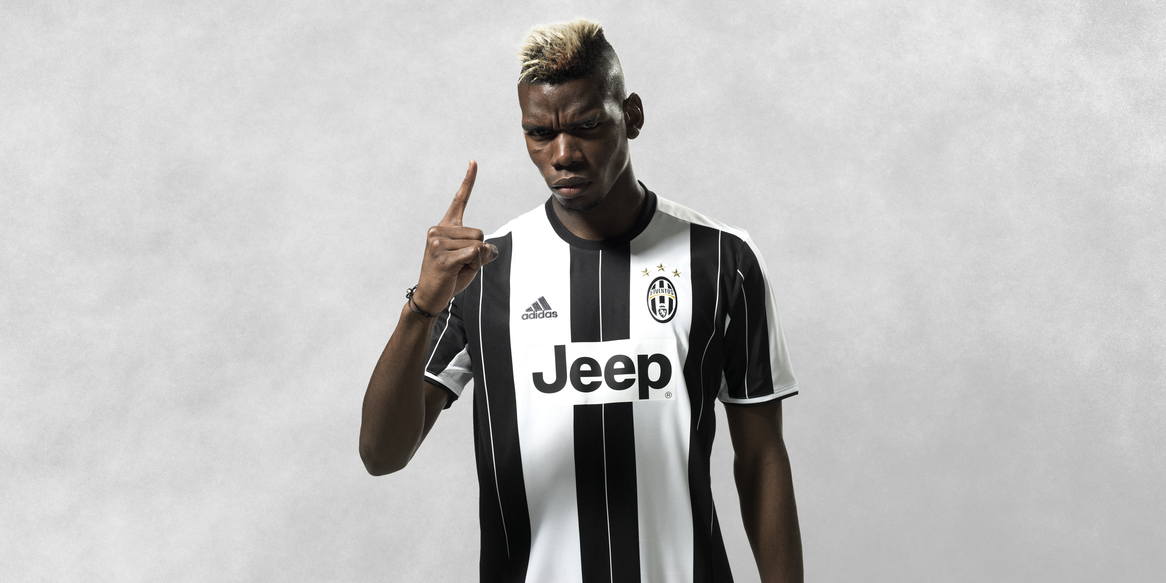 Paul Pogba avec le maillot de la Juventus 2016-17