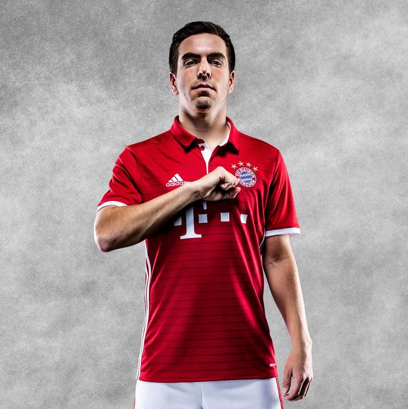 Lahm avec le nouveau maillot du Bayern Munich 2016-17