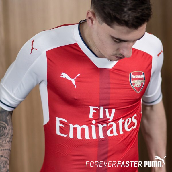 Héctor Bellerín avec son nouveau maillot 