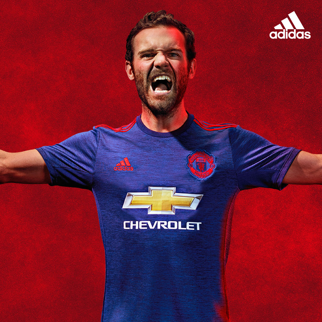 Juan Mata avec le maillot extérieur de Man United 2016-17