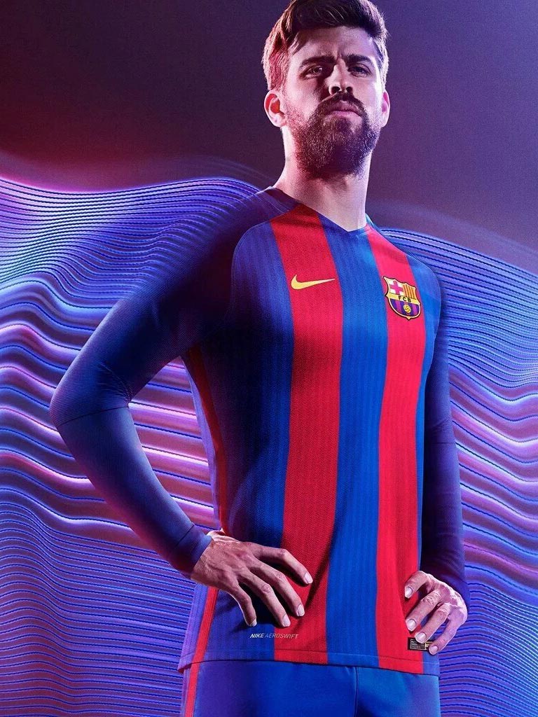 Piqué avec son nouveau maillot domicile 