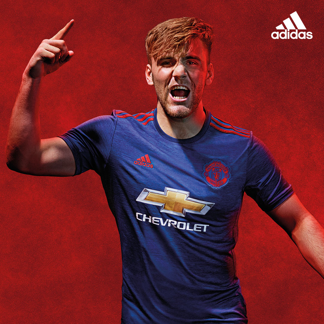 Luke Shaw avec le maillot extérieur de Man United 2016-17