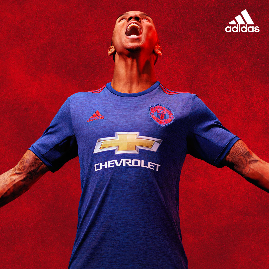 Ashley Young avec le maillot extérieur de Man United 2016-17