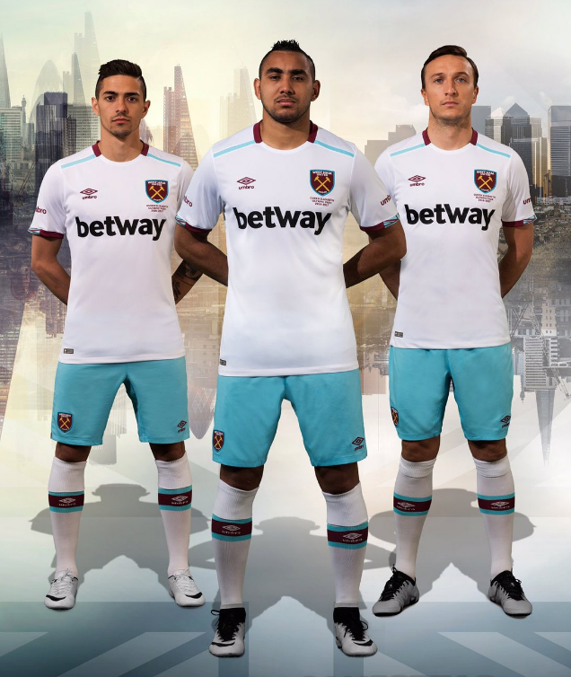 Les Hammers avec leur nouveau maillot extérieur 