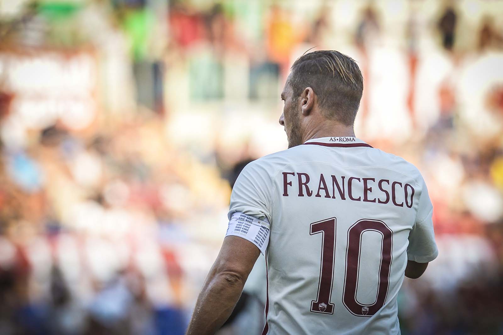 Totti a souhaité rendre hommage au Pape François avec ce maillot 