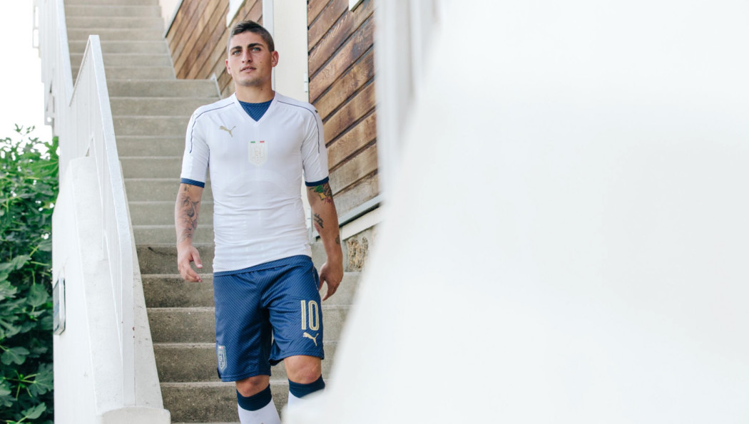 Marco Verratti pose avec le nouveau maillot extérieur de l'Italie