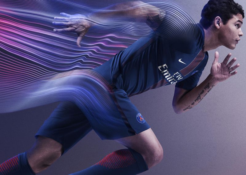 Thiago Silva présente le maillot home du PSG 2016-17 signé Nike