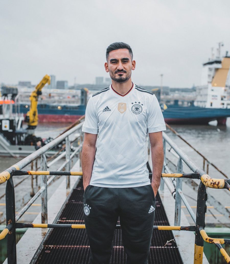 Le nouveau maillot adidas de l'Allemagne présenté par Gundogan