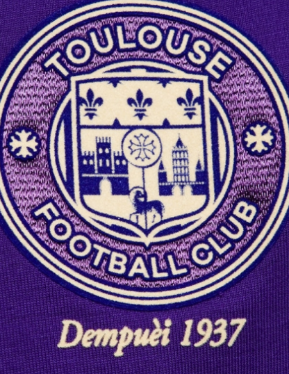 Le logo du TFC sur le maillot collector du club toulousain 